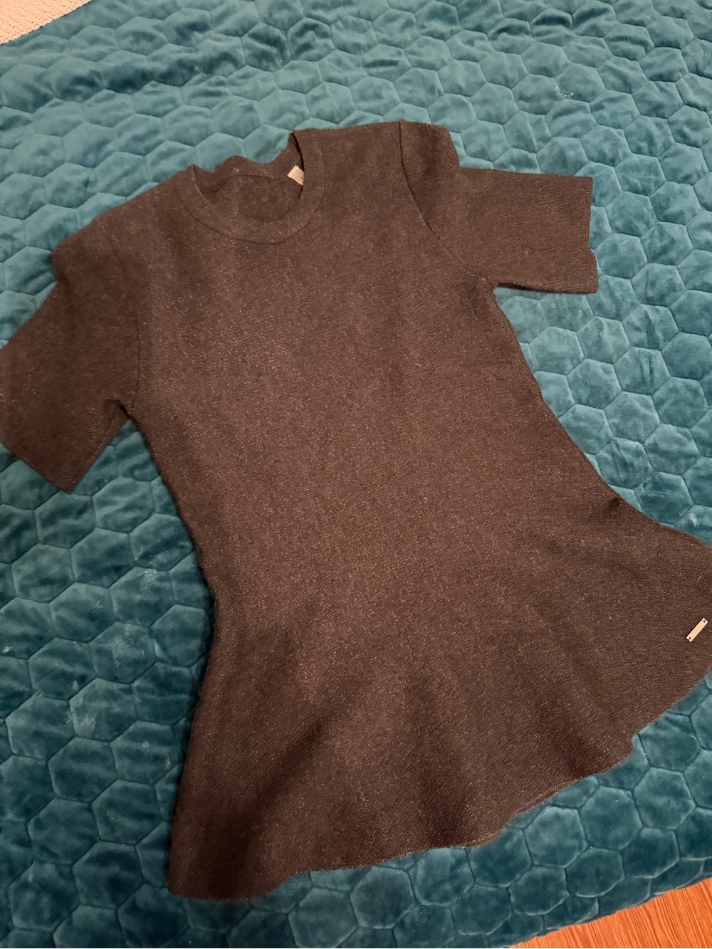 Tahari Small Gray Charcoal Knit Flair Top Short Sleeve Women’s Small ShirtPlaque